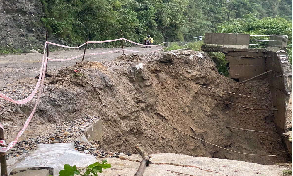 Road collapse at Aanbukhaireni disrupts Prithvi Highway