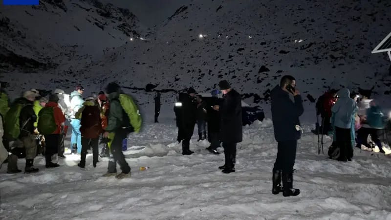 Blizzard strands over 200 hikers on Tibetan slopes of Everest