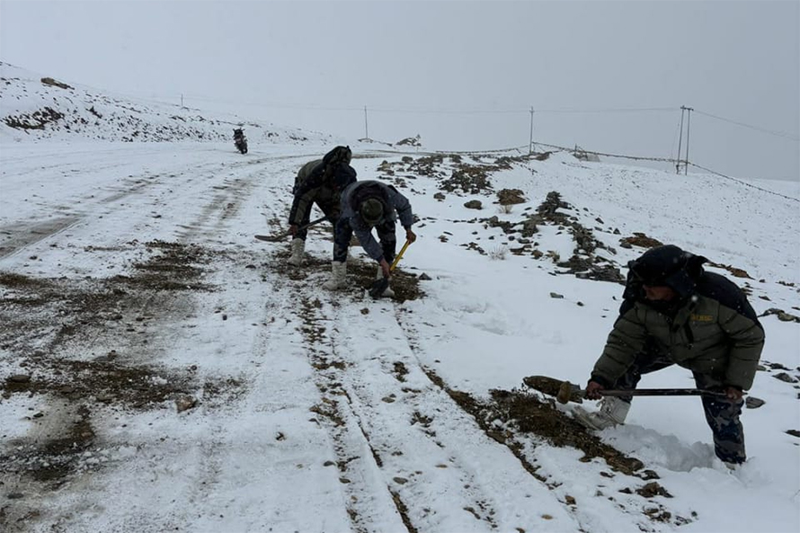 APF rescues 750 stranded by snow in Manang