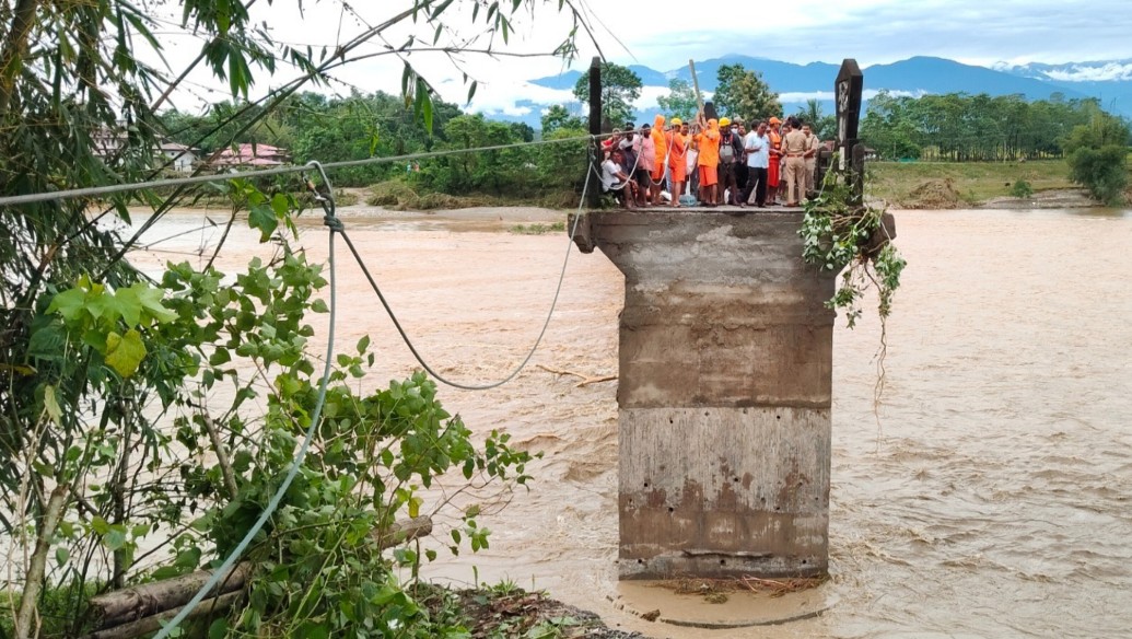 West Bengal floods and landslides kill 28, dozens missing
