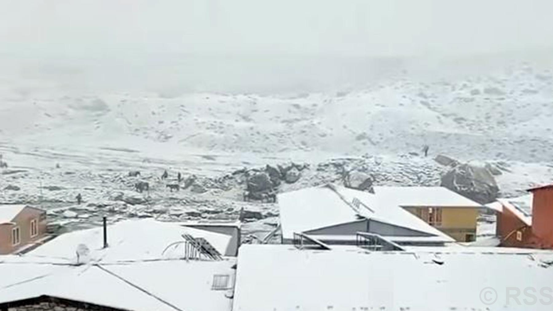 Everest region hit by heavy snow; tourism halted