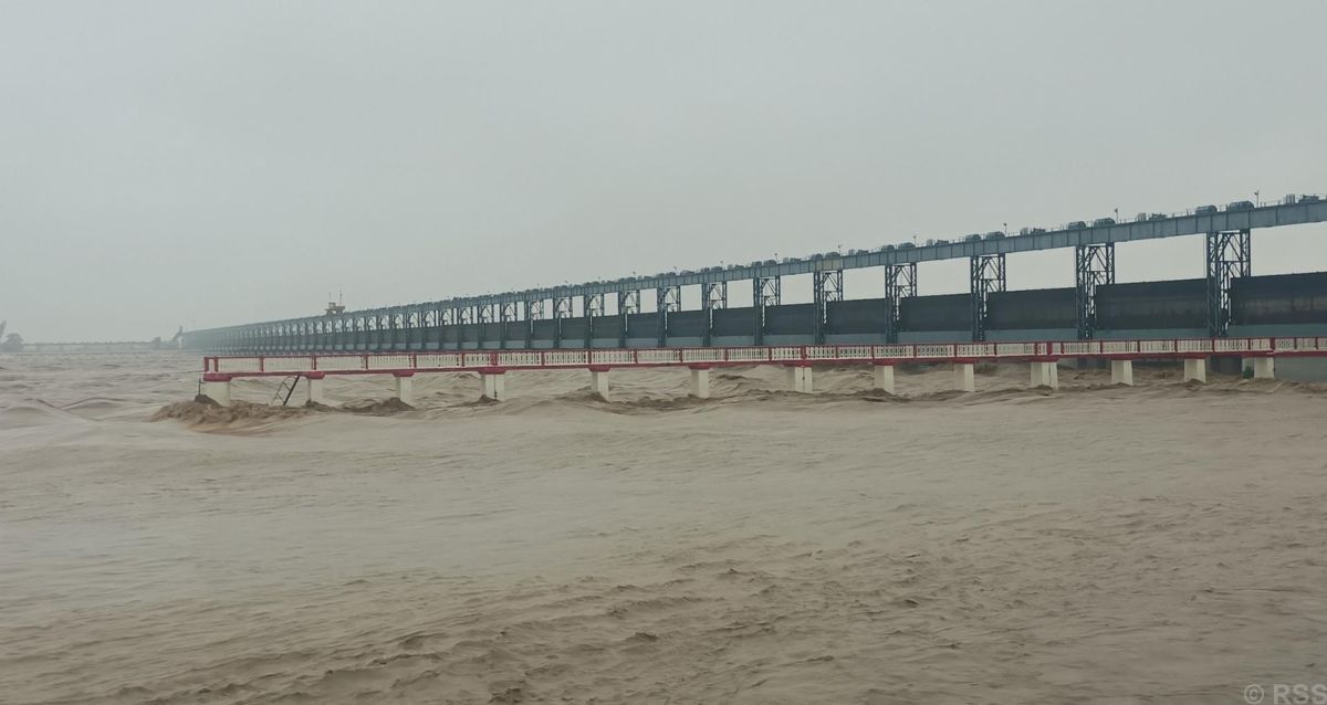 Water flow at Koshi Barrage rises to 523,795 cusecs