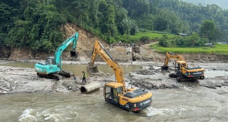 Blocked Mechi Highway yet to reopen even after 10 days