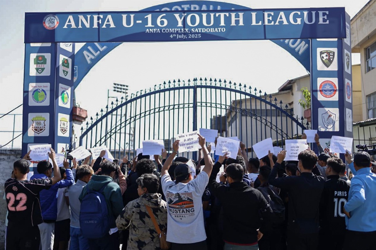 Football players protest at ANFA headquarters