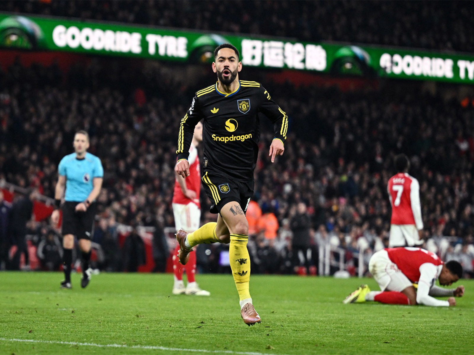 Manchester United stun Premier League table leaders Arsenal in 3-2 thriller