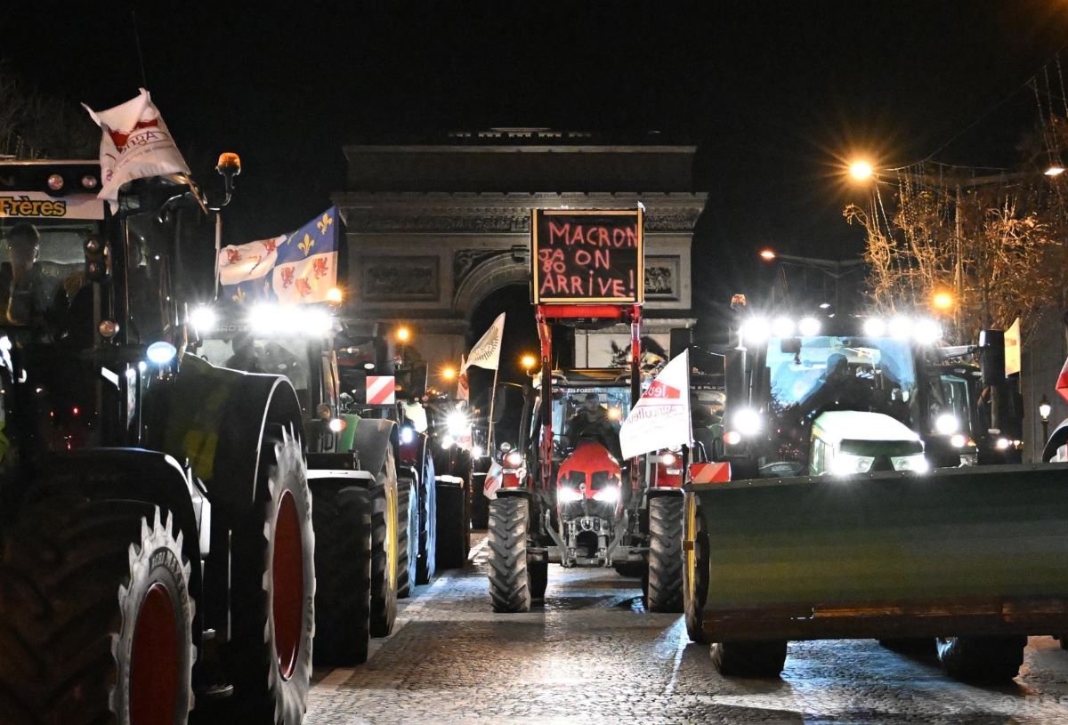 French farmers drive 350 tractors to Parliament to protest low incomes and EU trade deal