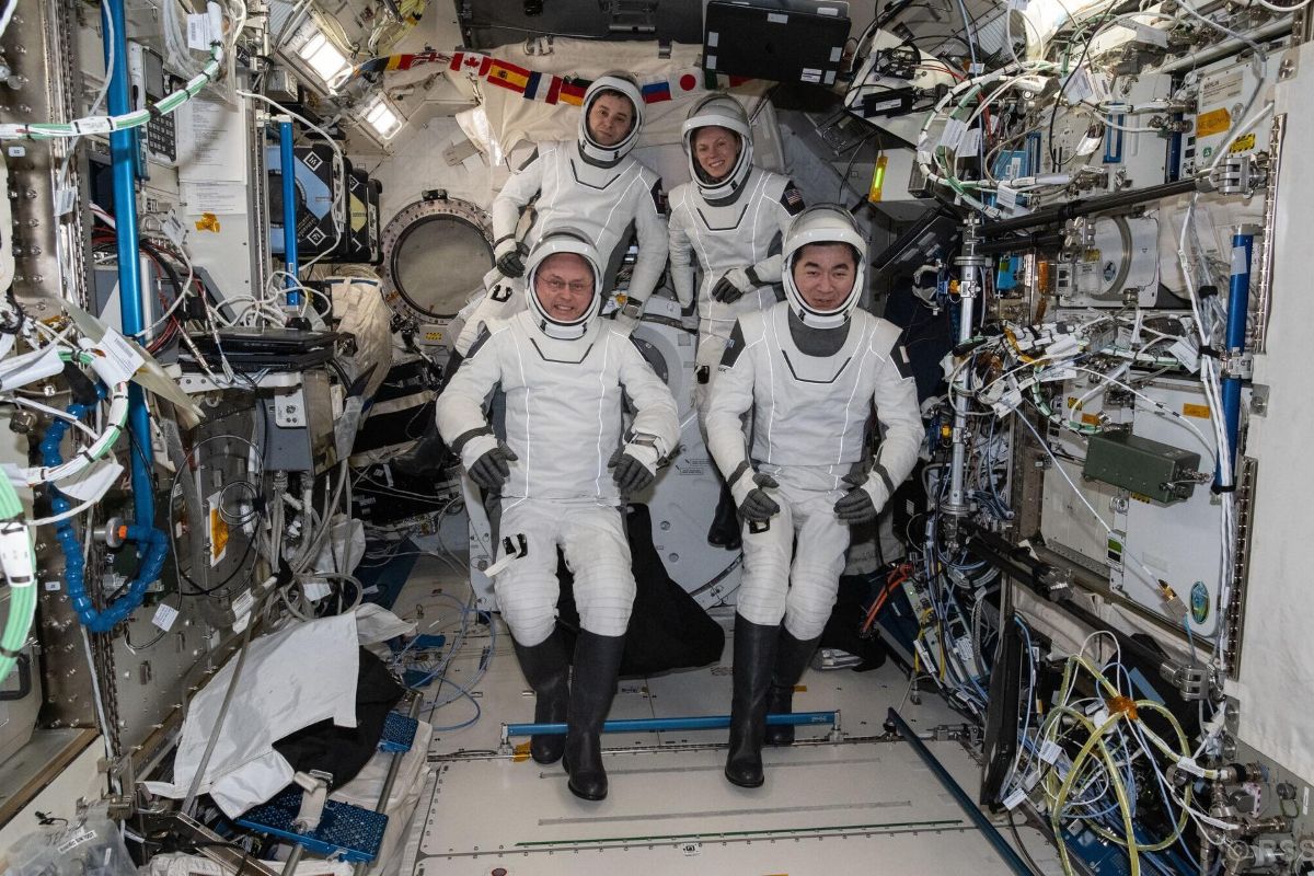 NASA sends 4 astronauts back to Earth in first medical evacuation