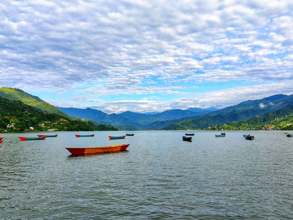 Hikers’ Club collects waste from Fewa Lake area