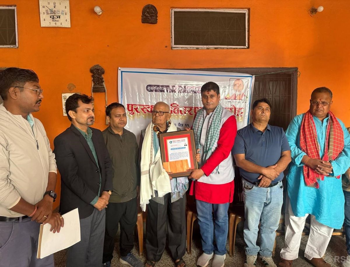 Senior journalist Gautam awarded
