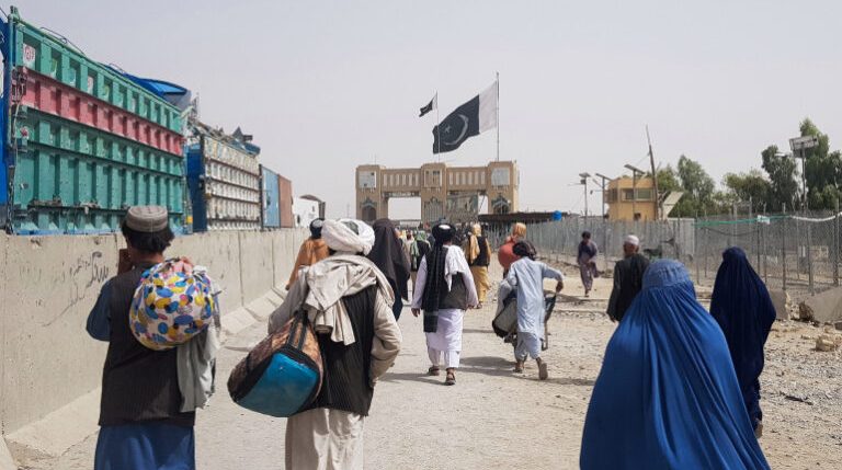 300 Afghan detainees freed from Pakistan return home