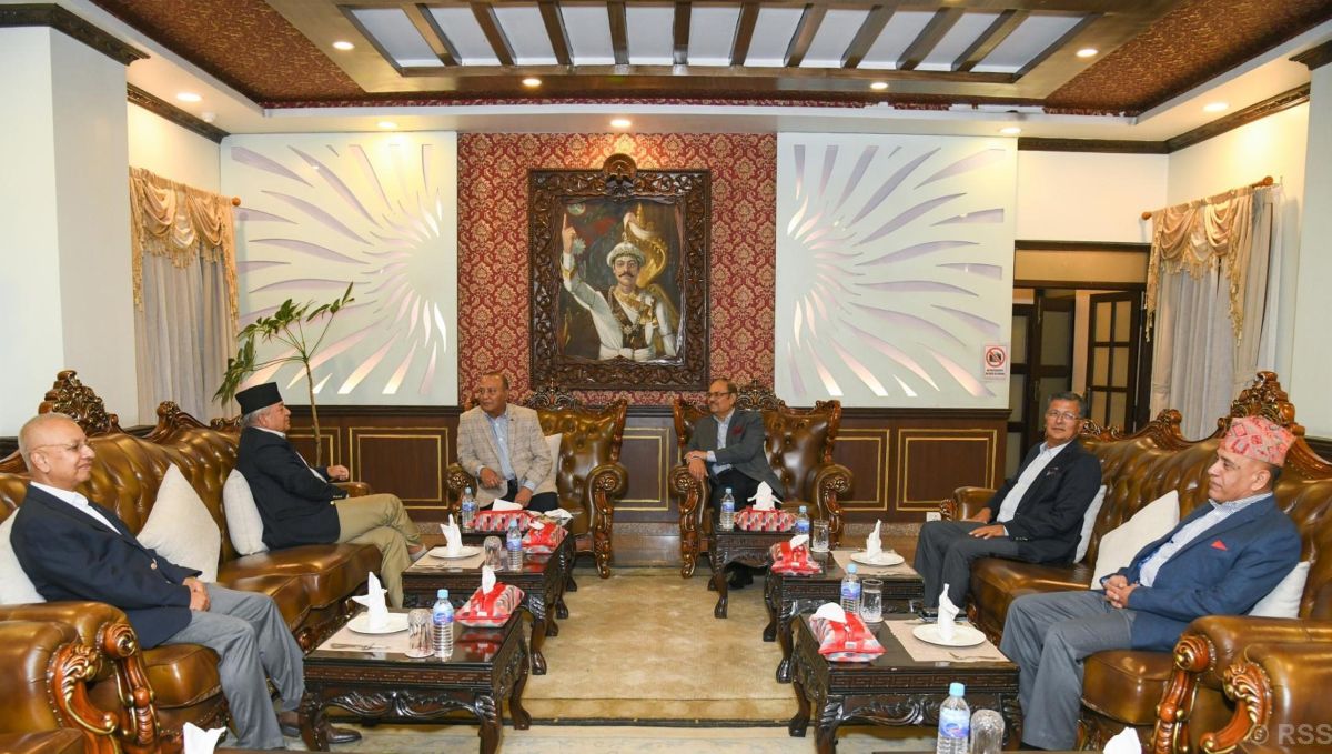 CoAS Sigdel discusses contemporary situation with former CoAS