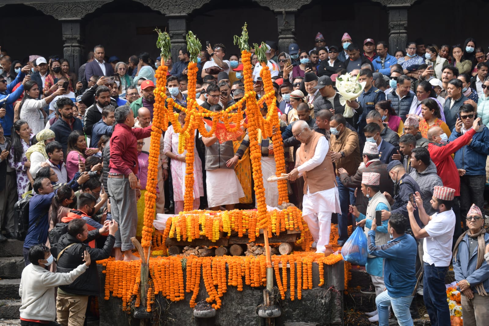 Leader Oli’s father cremated, leaders reach Pashupatinath Aryaghat to pay last tributes