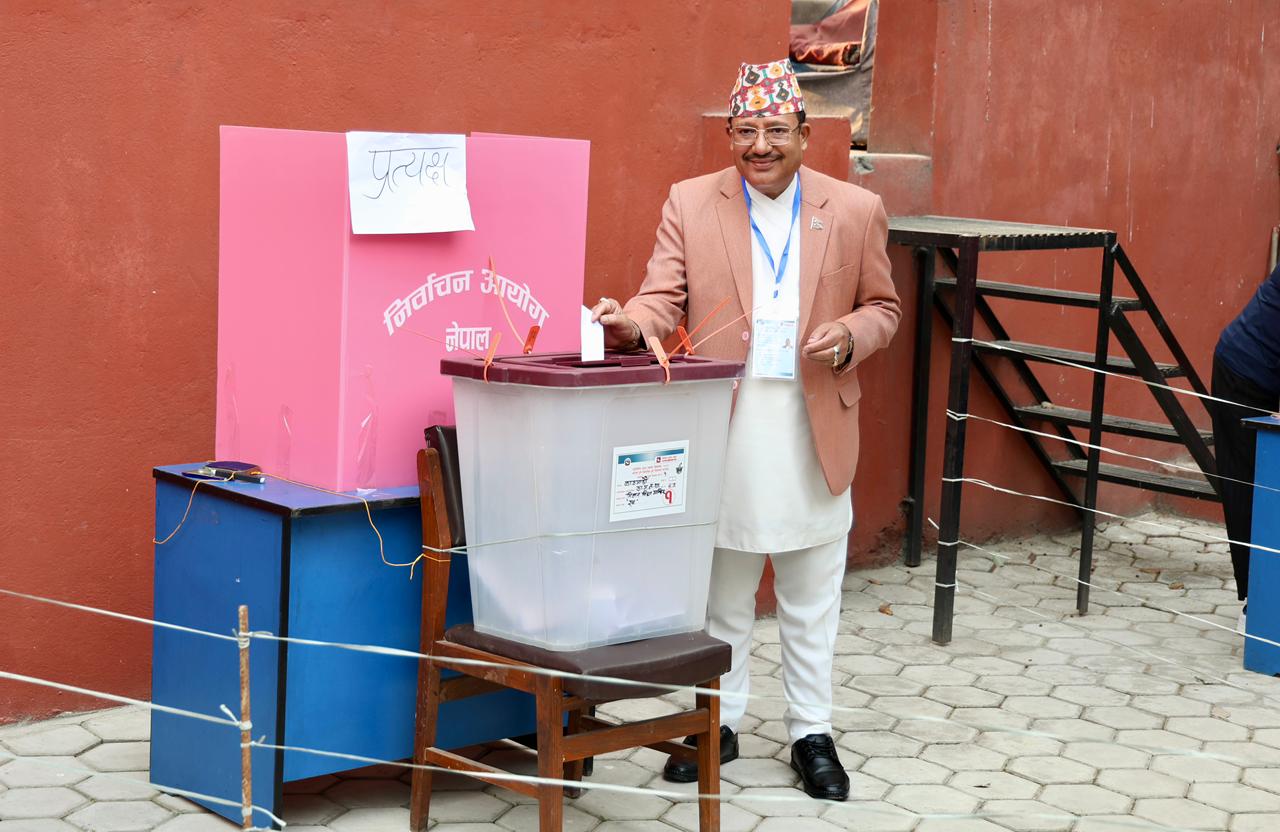 EC Commissioners cast vote