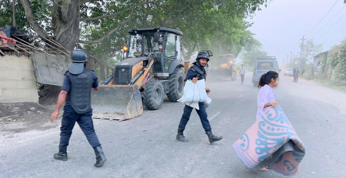 Demolition campaign begins on bank of Gandak Canal