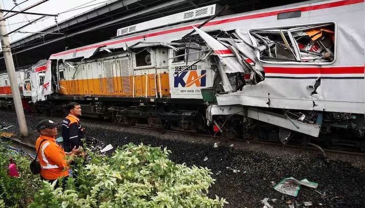 Death toll rises to 14 in Indonesia train accident, president visits victims