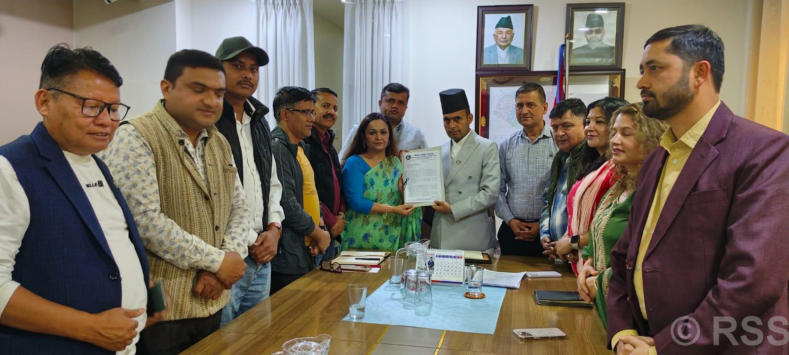 Minister Dr Timilsina, FNJ discuss advertisement issues