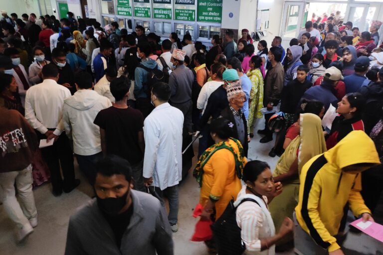 Patient influx surges at government hospitals after weekend holiday decision [Photo Feature]