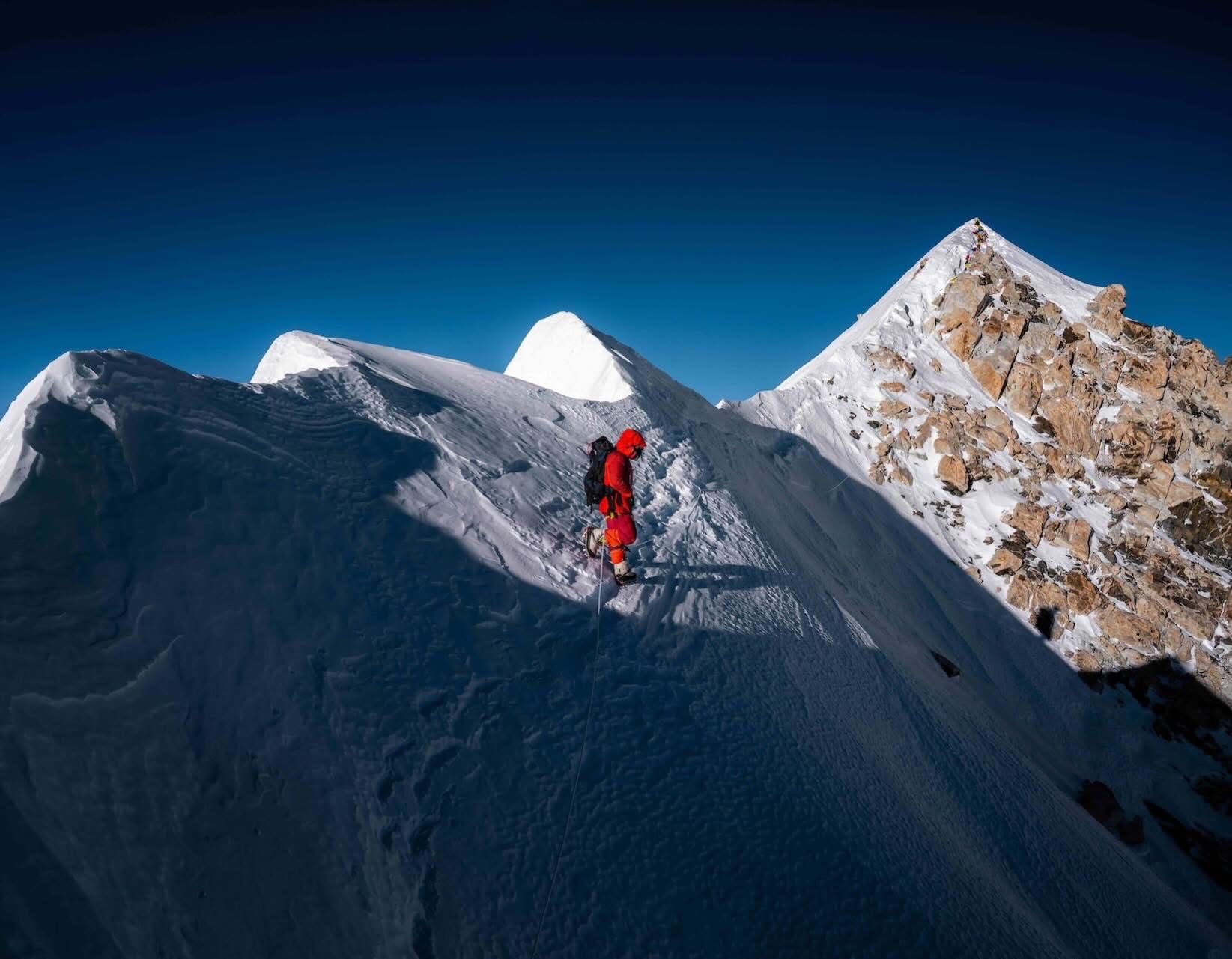 American climber dies in avalanche while descending Mount Makalu