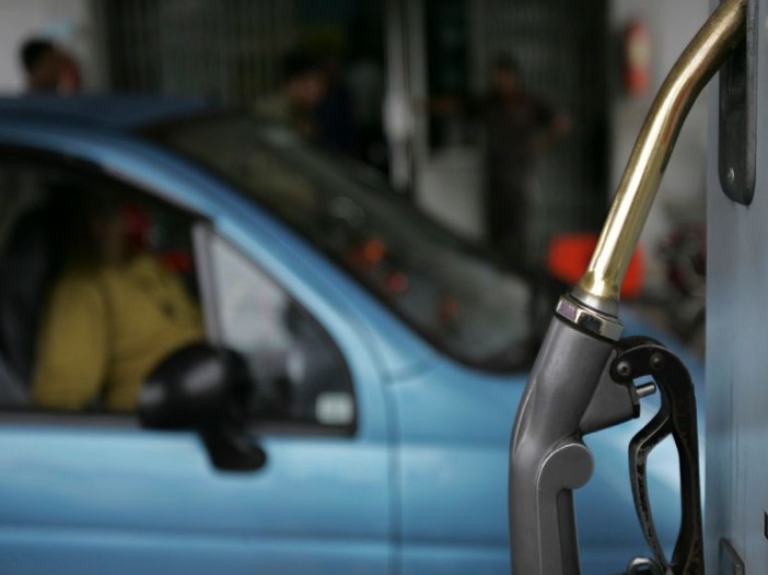 US gas prices hit four-year high of USD 4.50 as Strait of Hormuz bottleneck persists