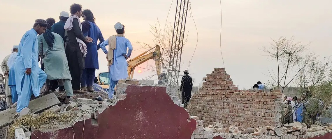 12 killed as militants strike police checkpoint in northwestern Pakistan