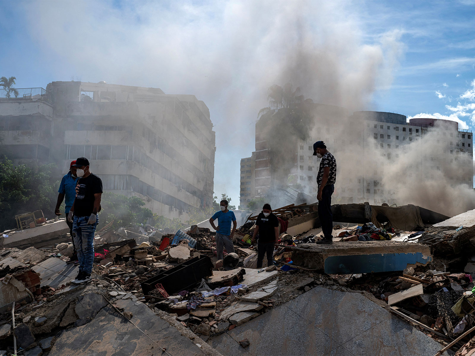 At least 1,450 reported dead as rescue operators tear through rubble in Venezuela