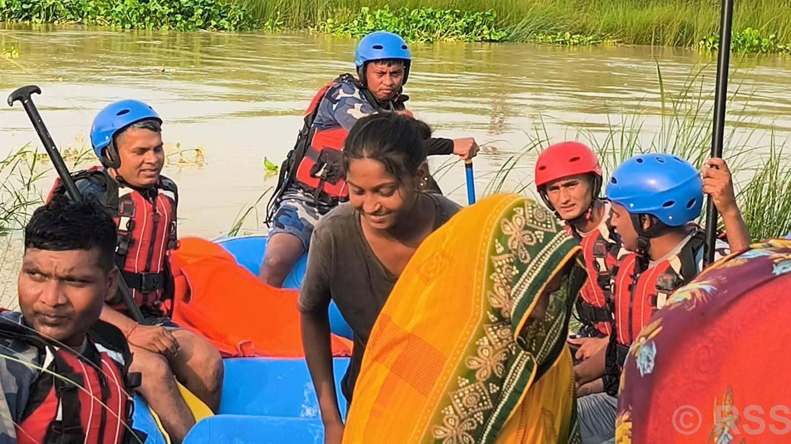 APF rescues 14 trapped women and girls from Bagmati River in Rautahat