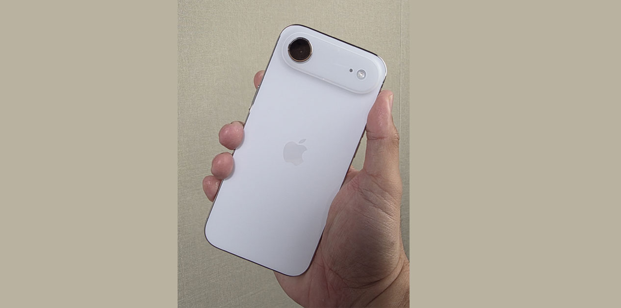 14 iPhone mobiles smuggled through customs seized