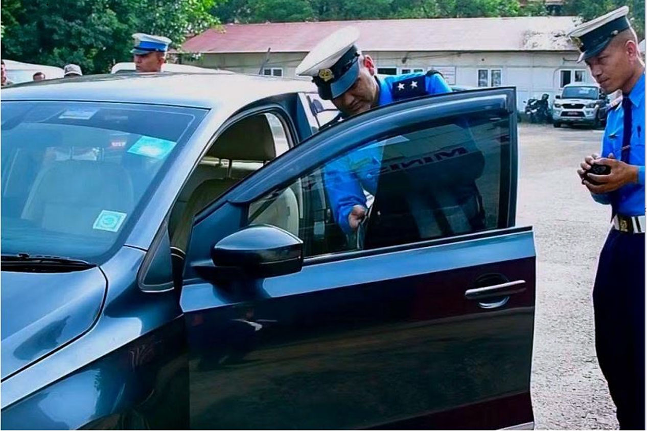 Traffic police remove tinted windows from vehicles of Home Minister and Secretary