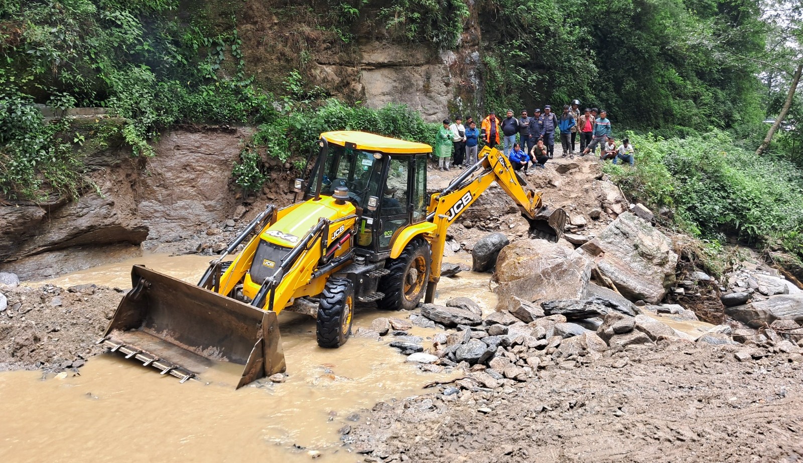 Flood-blocked Diktel-Chakhewa Bhanjyang road comes into operation