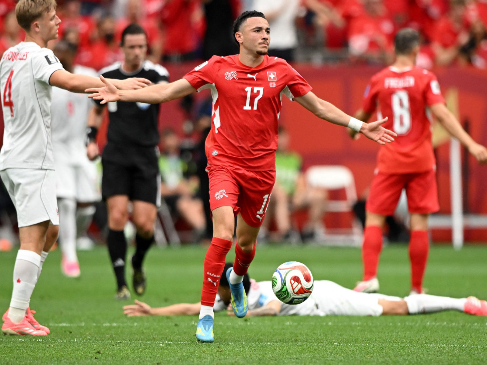 Switzerland edge Canada 2-1, both progress to knockouts from Group B