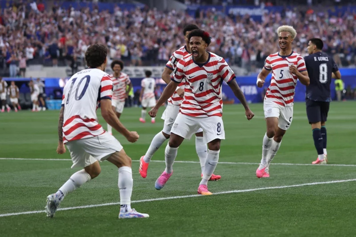 USA become second team to reach Round of 32 after 2-0 win over Australia