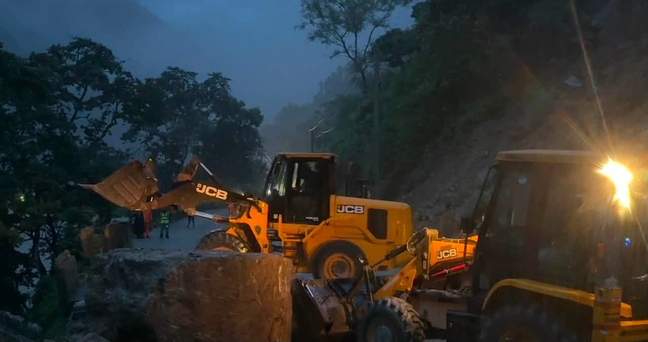 Prithvi Highway section in Chitwan cleared; traffic remains halted due to Dhading landslide