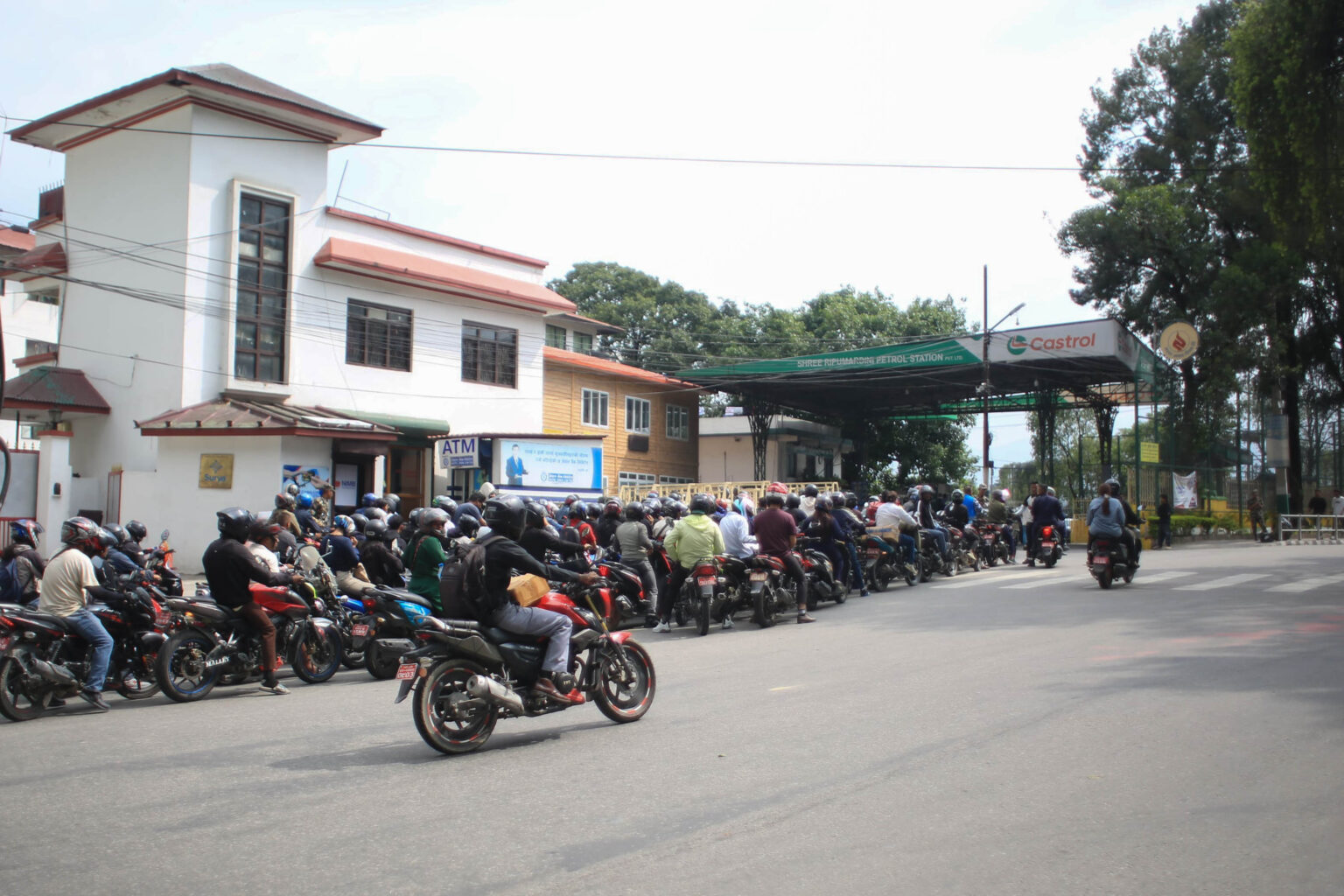 Private sector shutdown: Consumers flock to army and police gas stations (Photo Feature)