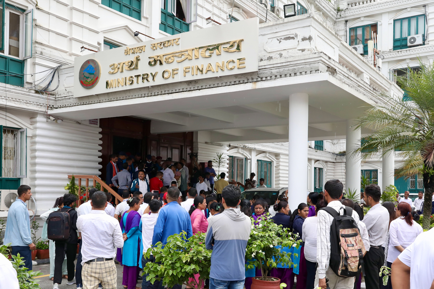 Contract employees stage protest at Ministry of Finance against government’s outsourcing plan [Photo Feature]