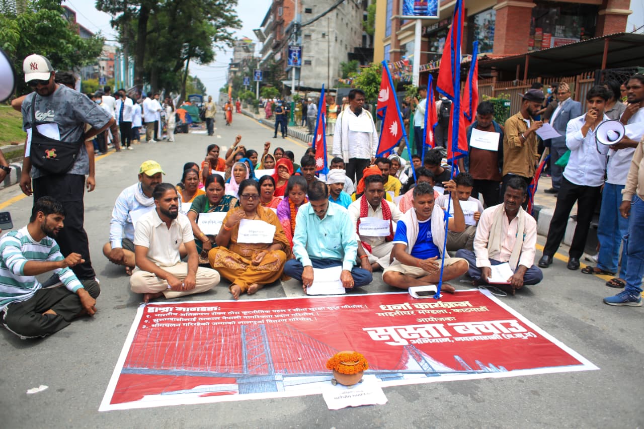 Susta residents continue second day of protest at Maitighar [Photo Feature]