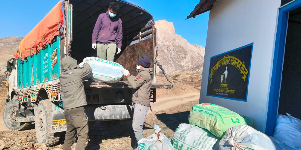 Twenty-two thousand kilogrammes trash collected from Mustang