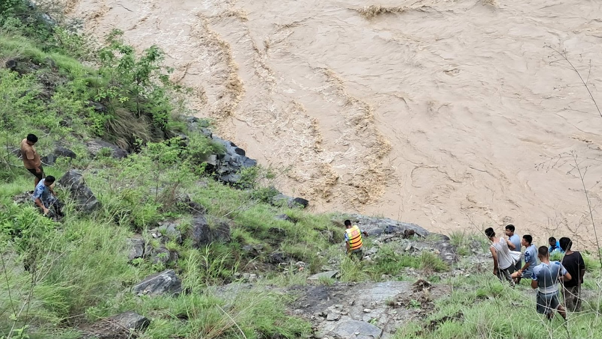 Divers search for missing vehicle and passengers in Karnali River