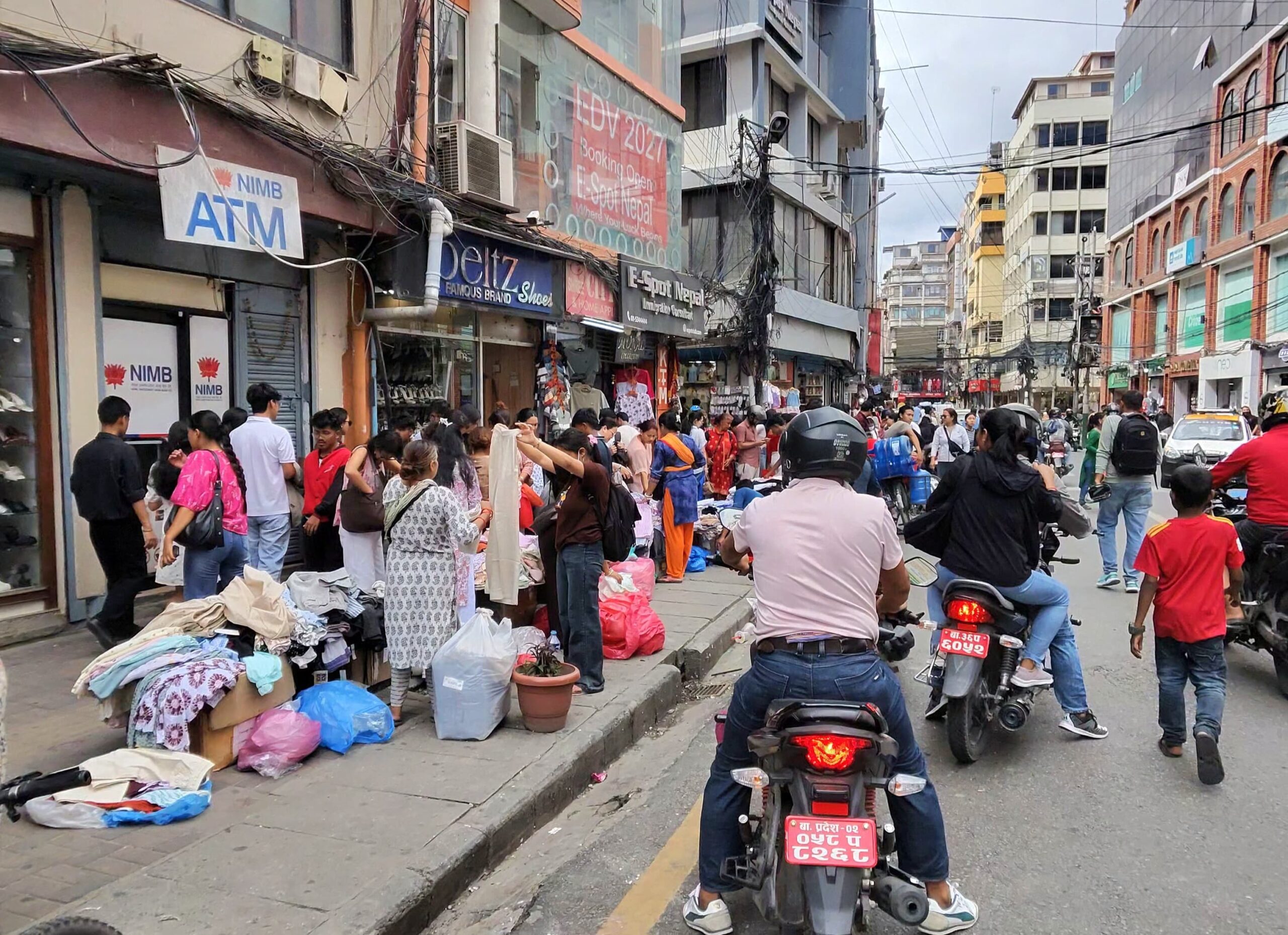 New Road pavements crowded with vendors again as city police step back [Photo Feature]