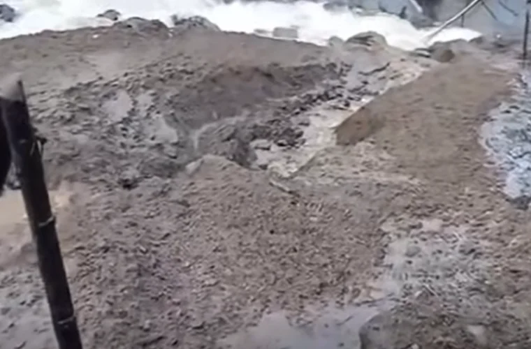 One missing, four hydropower workers trapped following landslide in Dolakha